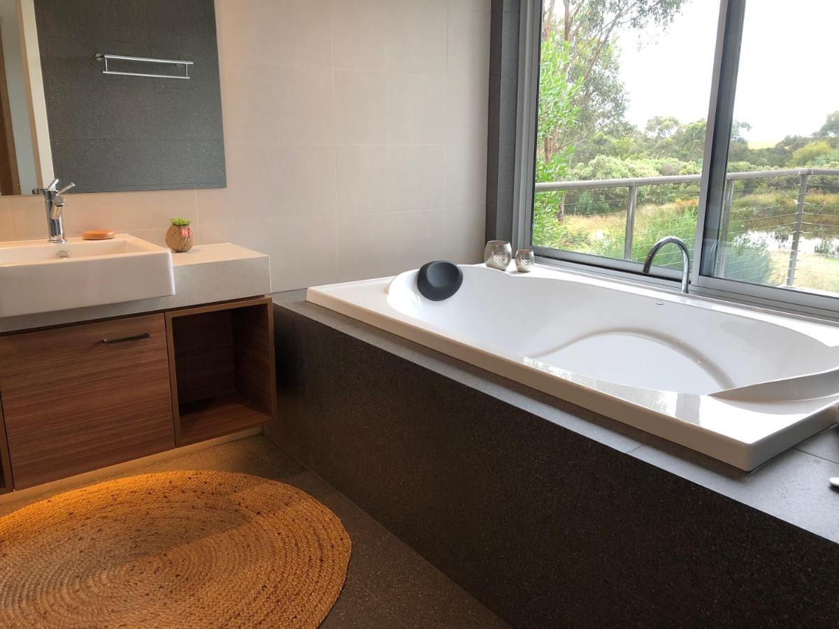 Messmates Luxury Eco Suites インヴァーロック エクステリア 写真